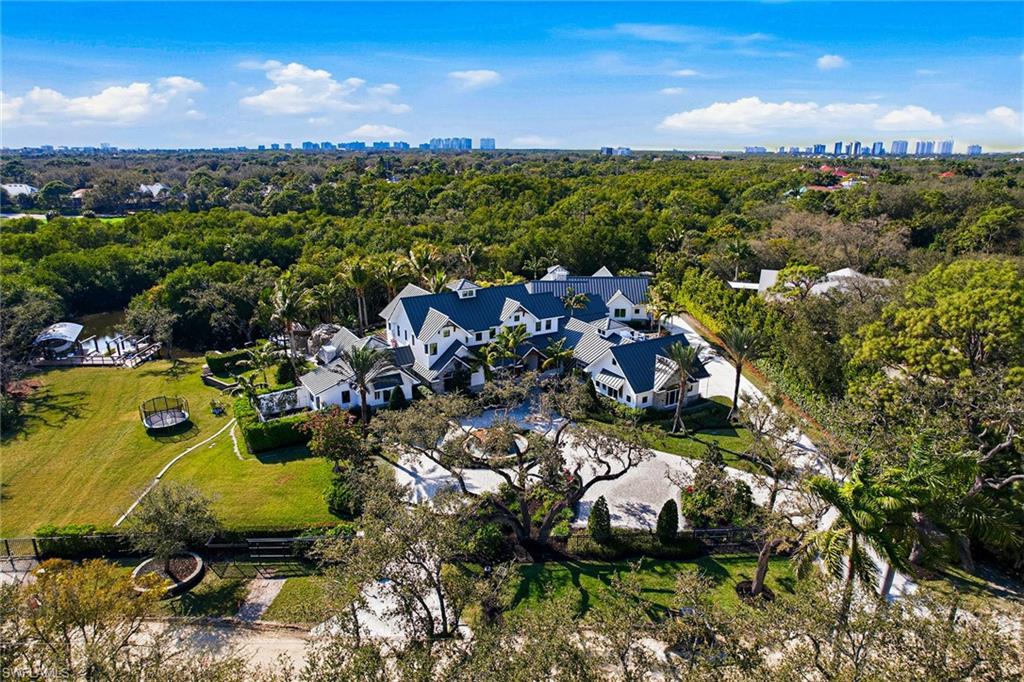 325 Cocohatchee Blvd